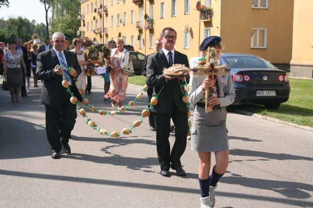 Mieszkańcy sołectwa Komorowo przygotowali wieniec w formie różańca