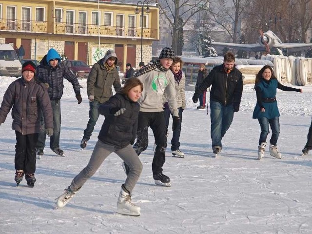 Na łyżwach można w Pińczowie jeździć na lodowisku na zalewie Miejskiego Ośrodka Sportu i Rekreacji.