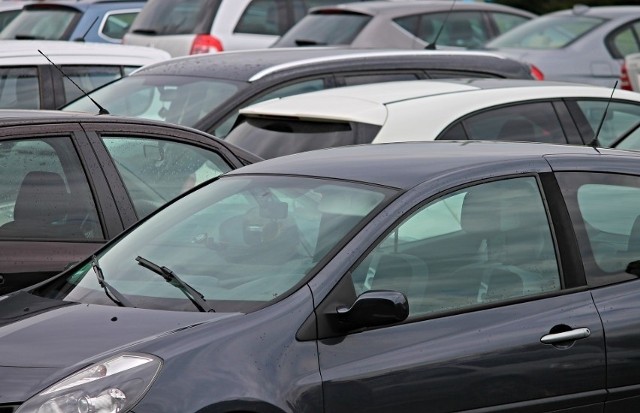 "Zdarza się, że parę godzin czekamy, by obce auto, które utrudnia nam dostanie się do garażu zniknęło z naszego podjazdu" – skarży się Paweł Pilszak, którego posesja bezpośrednio graniczy z hotelem przy ulicy Wańkowicza w Radwanicach.