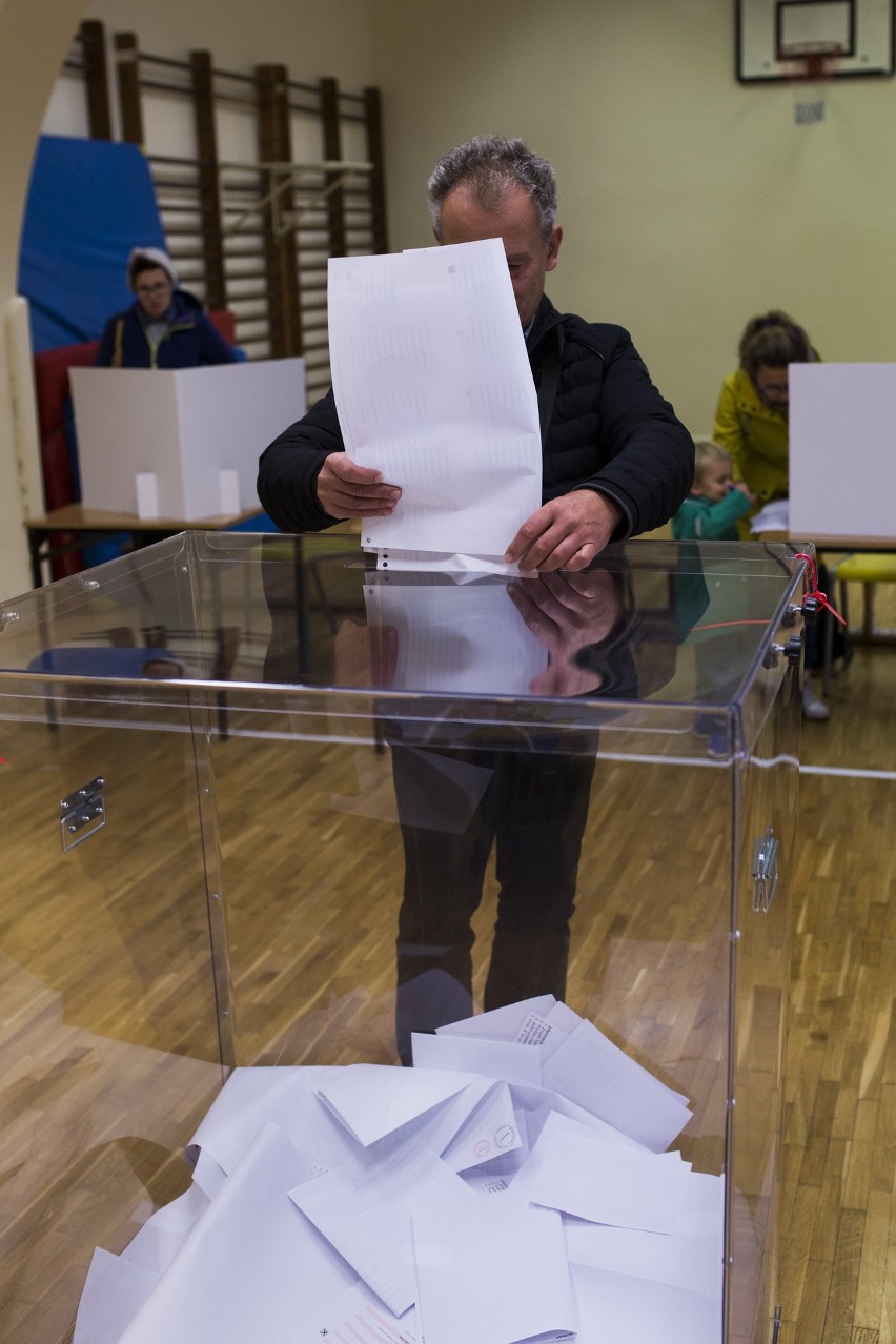 Wybory samorządowe 2018. Frekwencja na godz. 17. Małopolska...