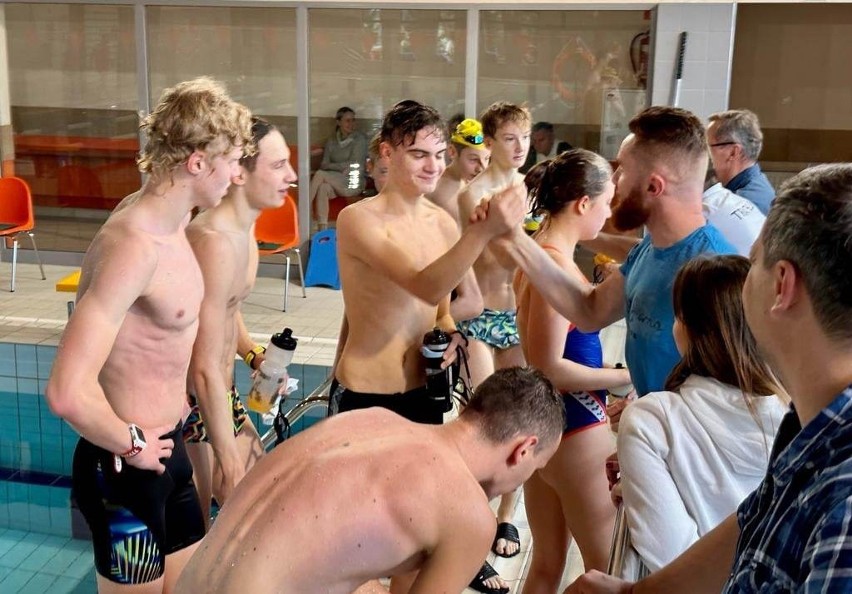 Na pływalni Foka w Kielcach odbył się Mikołajkowy Maraton Pływacki. Startowali też byli piłkarze Korony - Cezary Ruszkowski i Dariusz Gawlik