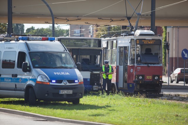 - Autobus linii 80 zderzył się z tramwajem "ósemką" - relacjonuje nasz stały Czytelnik, który akurat znajdował się na miejscu.źródło wideo:TVN Turbo/x-news