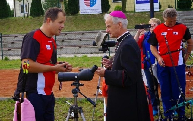 Ireneusz Kapusta w pięknym stylu wygrał zawody łucznicze w Kijach. Gratulował mu ksiądz biskup Marian Florczyk z diecezji kieleckiej. 