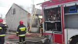 Śmiertelny pożar na Południowej w Brzezinach. W pożarze domu jednorodzinnego zginęła staruszka [ZDJĘCIA]