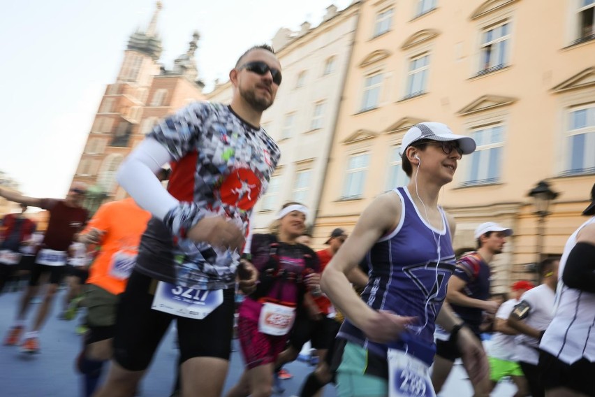 Uczestnicy na trasie Cracovia Maratonu 23 kwietnia 2023 roku
