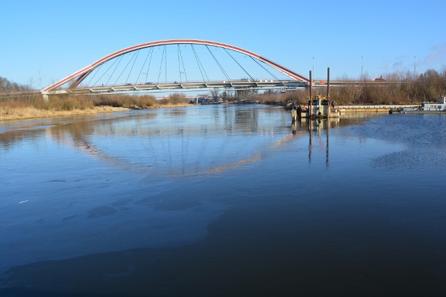 Ostrołęka. Wyciek oleju do Narwi. Olej znów płynie rzeką. Strażacy ustawiają zaporę, 23.01.2020