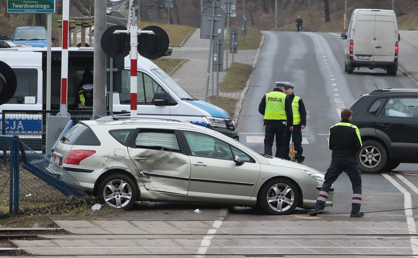 Wypadek na przejeździe kolejowym na ul. Jagiellońskiej w Szczecinie. Zderzyły się dwa samochody osobowe. Są poszkodowani 
