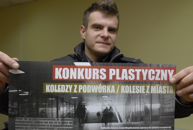 Marcin Roszkowski z BGSW z konkursowym plakatem. 