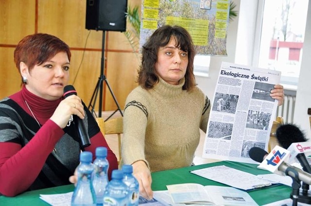 Joanna Pawłowicz (z prawej) pokazała na konferencji prasowej artykuł, w którym jeszcze w maju 2007 roku chwalono działalność centrum ekologicznego w Świątkach - sęk w tym, że to artykuł sponsorowany. Z lewej Małgorzata Sobczyk, działaczka Terry. 