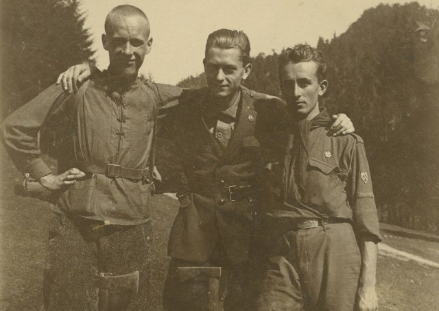Skaut Adam Kossowski (1905-1986), później wybitny rzeźbiarz i malarz (z prawej), wspólnie z kolegami na trasie górskiej wędrówki w Czarnohorze.