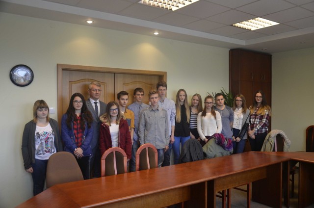 Oto młodzieżowa Rada Gminy Mirzec. Na zdjęciu z wójtem Mirosławem Sewerynem.