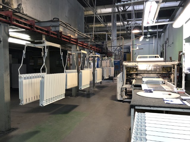 Linia produkcyjna grzejników aluminiowych w Fabryce KFA Armatura w Nisku, gdzie czekają na pracowników