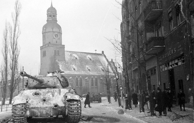 Fotografia pokazująca wrak niemieckiej Pantery w tle z kościołem pw. Maryi Królowej stało się ikoną walk o Wildę w styczniu 1945
