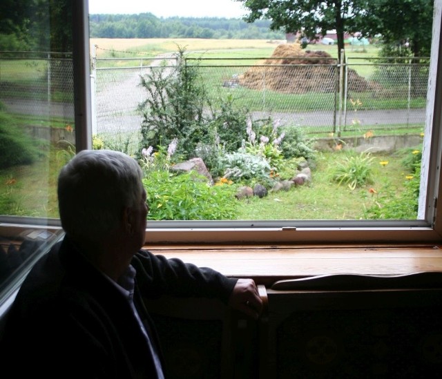 Całe lato Jan Goliński z Cisin spędził wodorze obornika, który sąsiad składa pod jego oknami.