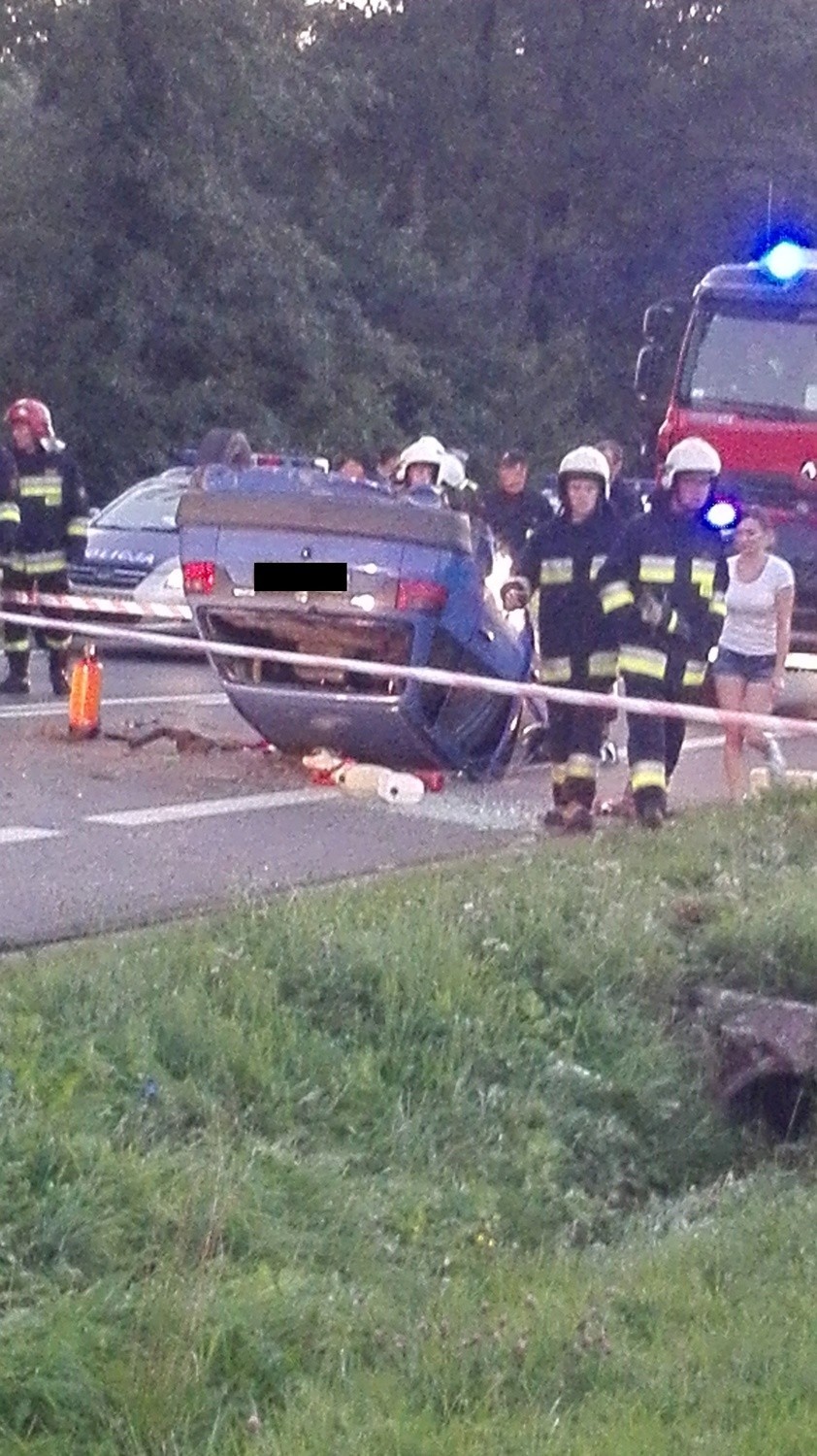 Dramatyczny wypadek w Hucie Nowej. Z koziołkującego auta wypadło dziecko! Kierowca pijany!  