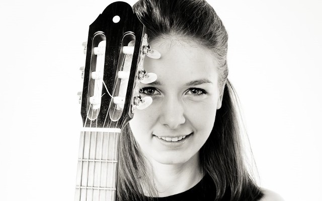 Wiktoria Szubelak, mając zaledwie lat szesnaście, debiutowała w polskiej edycji Konkursu Eurowizji dla Młodych Muzyków