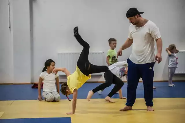 Trener Marcin Grzybowski zaprasza dzieci na zajęcia break dance