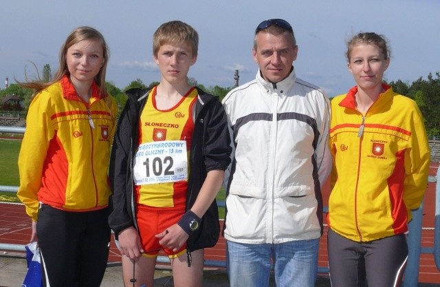 Lekkoatleci Słoneczka Busko-Zdrój z dobrej strony pokazali się w biegu w Sadku. Na zdjęciu ze swoim trenerem Zdzisławem Perepiczko.
