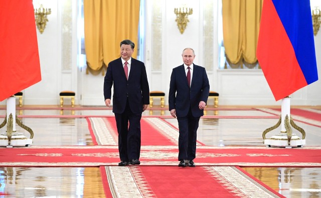 Wsparcie militarne Chin dla Rosji oznaczałoby zwiększenie pomocy USA dla Ukrainy – uważa premier Mateusz Morawiecki.