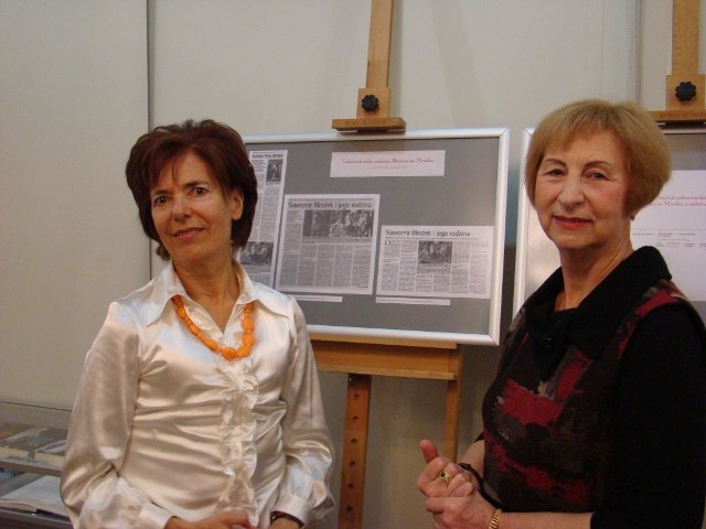 Członkinie rodziny Mrożka: kuzynka Jadwiga Długosz (z lewej) i wdowa po innym z kuzynów, Andrzeju, Jadwiga Fengler przed eksponowanymi na wystawie publikacjami "Pomorskiej" o pisarzu.