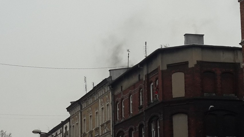 Czarny dym wydobywający się z kominów w mieście to częsty...