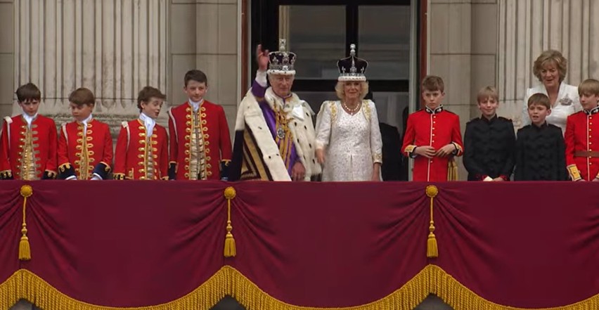 Król Karol III i królowa Camilla na balkonie Pałacu...