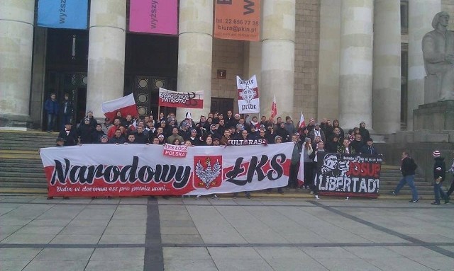 Uczestnicy Marszu Niepodległości pod Pałacem Kultury i Nauki w Warszawie