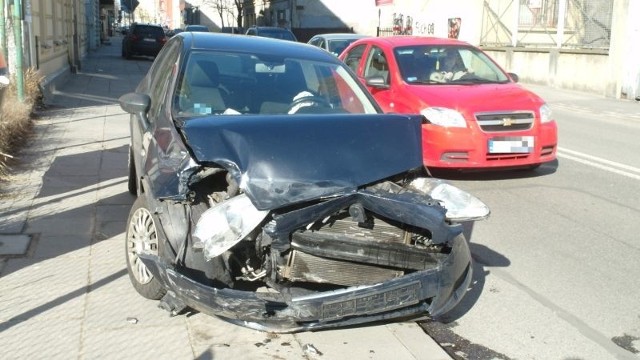 Ze zdarzenia w najgorszym stanie wyszedł fiat punto. Jego przód jest całkowicie zniszczony.