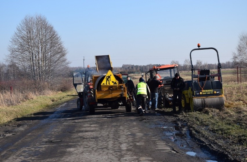 Ciężki sprzęt wyjechał na gminne drogi i łata dziury