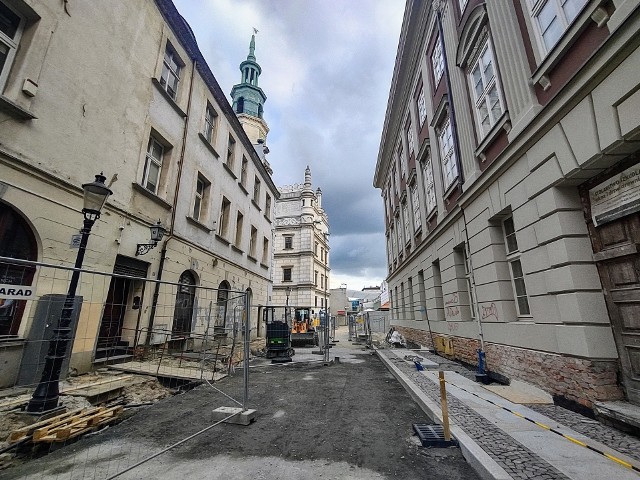 Wciąż trwają prace na Starym Rynku i w sąsiednich ulicach, które powodują zmiany w organizacji ruchu