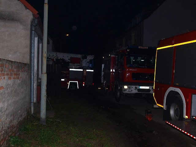 W niedzielę około godz 17:30 w Białogardzie wybuchły dwa groźne pożary w tym samym czasie.Dyżurny PSP Białogard odebrał zgłoszenie o pożarze na poddaszu w budynku jednorodzinnym przy ul. Zapolskiej. Chwilę później otrzymał kolejne zgłoszenie o wybuchu pożaru w piwnicy budynku jednorodzinnego przy ul. Chopina w Białogardzie. Do działań gaśniczych zadysponowano strażaków z Białogardu i Karlina.Jak udało nam się ustalić przyczyną pierwszego pożaru prawdopodobnie mogła być nieszczelna instalacja kominowa natomiast w drugim zdarzeniu doszło do zwarcia instalacji elektrycznej w wyniku czego powstał ogień.Na szczęście w obu przypadkach nikt nie ucierpiał, po oddymieniu pomieszczeń mieszkańcy wrócili do domu.Zobacz także: Pożar auta w Białogardzie