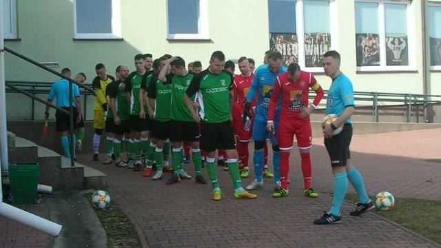 Piłkarze Olimpii Pogoń Staszów (zielone stroje) w sobotę zagrają w Sędziszowie z Unią.