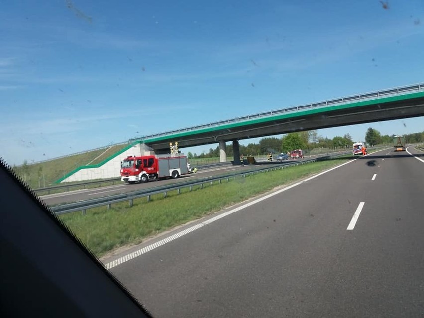 Rutki-Kossaki. Zderzenie busa z pojazdem służby drogowej. Jedna osoba poszkodowana [ZDJĘCIA]