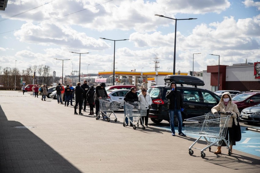 Połowa Polaków chce odłożyć świąteczne zakupy na ostatnią...