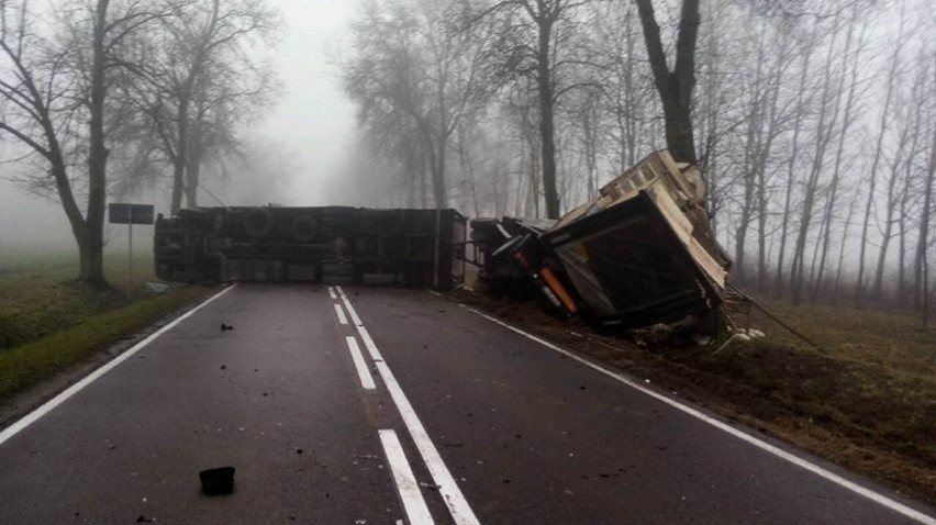 Knorydy. DK 19 zablokowana. Ciężarówka z drobiem stoi w poprzek drogi