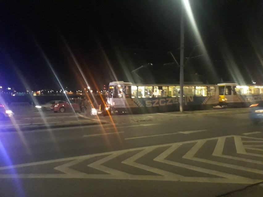Zderzenie samochodu z tramwajem na ul. Jana z Kolna. Są utrudnienia w ruchu