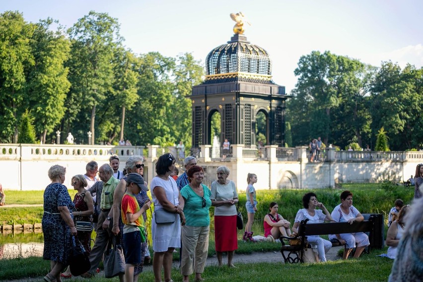 Starsi, młodsi, rodziny z dziećmi, czy zakochane pary wirowały w tańcu. Potańcówka miejska zakończyła Dni Miasta Białegostoku (zdjęcia)