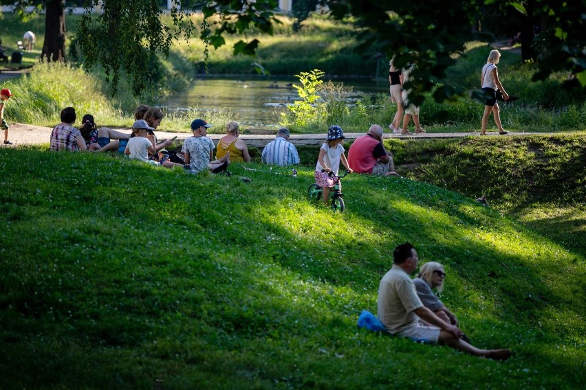 Starsi, młodsi, rodziny z dziećmi, czy zakochane pary wirowały w tańcu. Potańcówka miejska zakończyła Dni Miasta Białegostoku (zdjęcia)