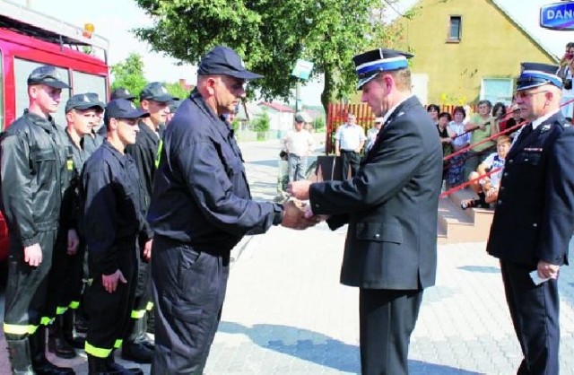 Klucze do mercedesa przekazał strażakom wójt gminy Kolno Tadeusz Klama (na zdjęciu z prawej).