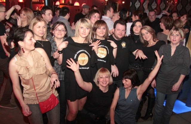Współwłaściciel firmy Biurex z Kielc z pracowniczkami świętował w piątek w klubie Antrakt swoje 40 urodziny