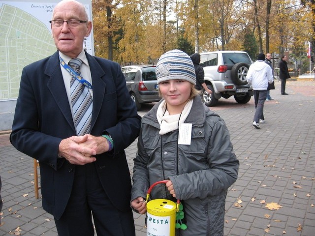 Jerzemu Przyborowskiemu, przewodniczącemu  Społecznego Komitetu Ochrony Zabytkowego Cmentarza Rzymskokatolickiego dzielnie pomagał wnuk, dziewięcioletni Julian.