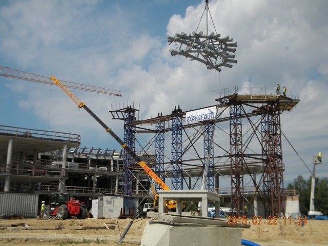 Rozpoczął się finalny montaż  potężnych dźwigarów na budowie Centrum Wystawienniczo-Kongresowego w Jasionce k. Rzeszowa.