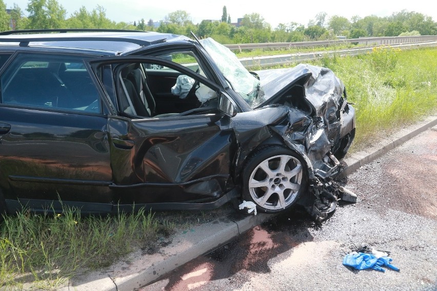 poważny wypadek aut na al. Sobieskiego we Wrocławiu