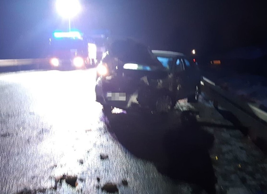 Tragiczny wypadek w Trześni, na drodze krajowej numer 77. W zderzeniu dwóch samochodów zginął policjant jadący do pracy