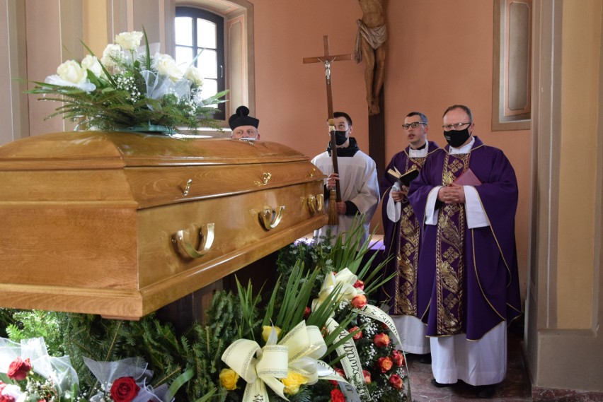 Pogrzeb Zdzisława Mojeckiego, znanego działacza sportowego, przedsiębiorcy. Mszy w katedrze w Kielcach przewodniczył biskup [ZDJĘCIA]
