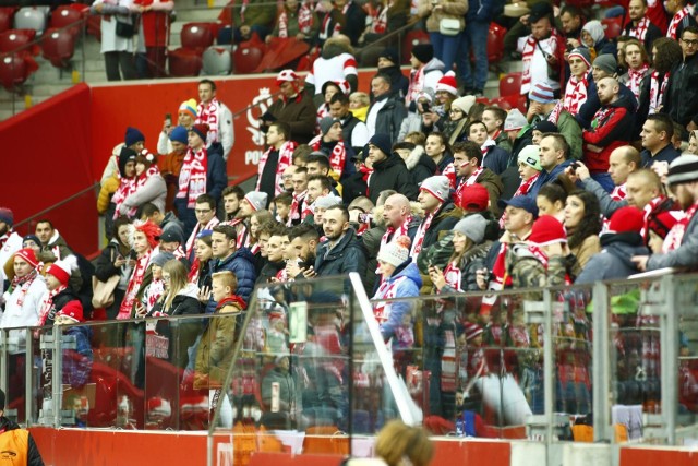 Na zakończenie eliminacji MŚ 2022 reprezentacja Polski mierzyła się z Węgrami. Z tej okazji warszawski PGE Narodowy wypełnił się kibicami. Z trybun piłkarzy oglądało ponad 50 tysięcy widzów. Oto galeria zdjęć kibiców.