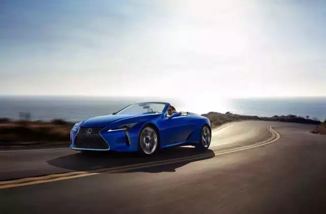 Lexus LC ConvertiblePosiadanie samochodów z nadwoziem typu kabriolet oznacza nie tylko pozytywy płynące z niewątpliwej przyjemności jazdy takim autem. To również obowiązki. Dach w takim samochodzie to bardzo często skomplikowana "machina" składająca się z niezliczonej ilości przekładni, siłowników, elektroniki i oczywiście poszycia. O każdy z tych elementów trzeba odpowiednio dbać - w przeciwnym razie właściciela czekają niemałe wydatki.Fot. Lexus