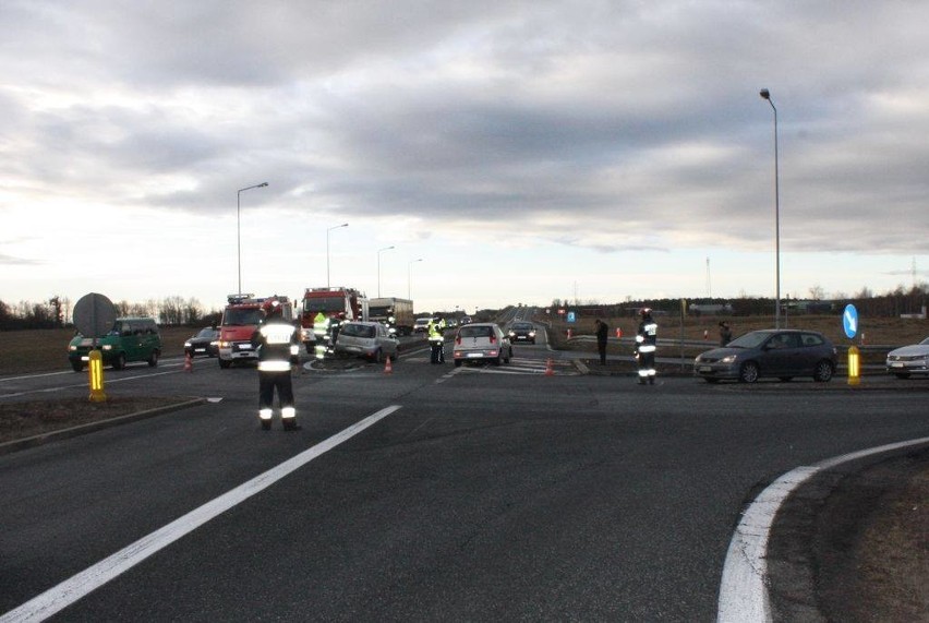 Trzy osoby ranne w wypadku przy zjeździe z A4 w Dąbrówce