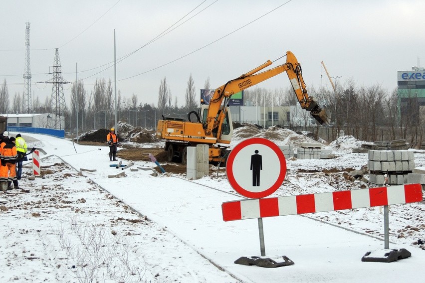 Na ulicy Łódzkiej pomimo zmiennej pogody cały czas trwają...