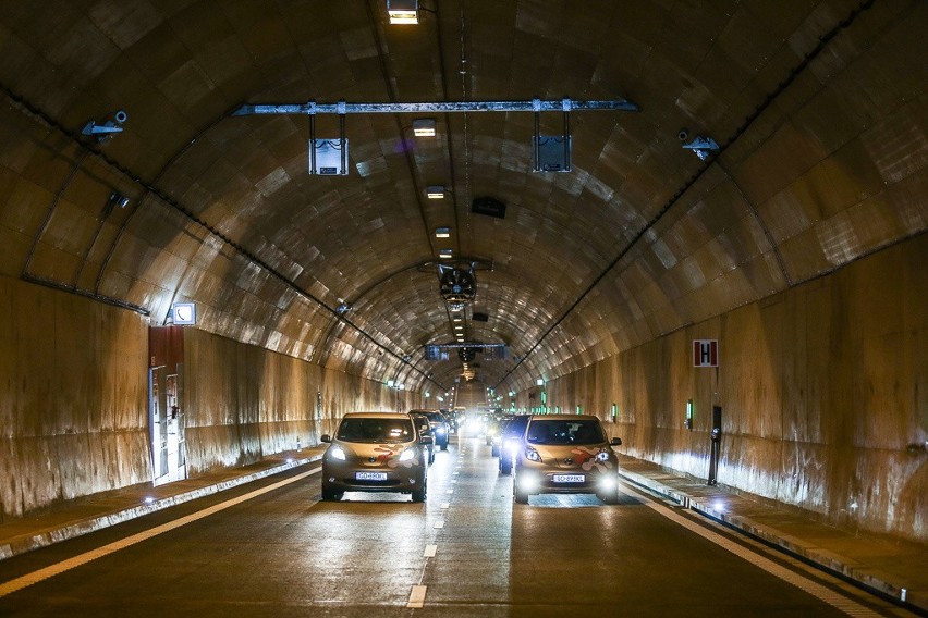 Tunel ma długość 1,4 km. Znajdują się w nim dwie nitki po...